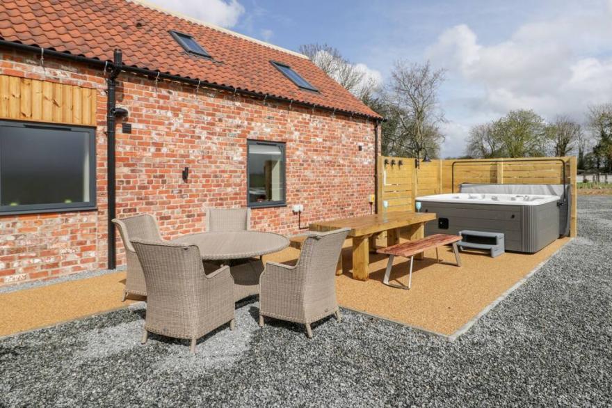 PHEASANT'S ROOST, pet friendly, with hot tub in Burton Pidsea