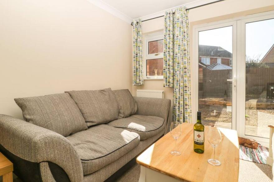 8 ADAMS MEADOW, pet friendly, with a garden in Ilminster