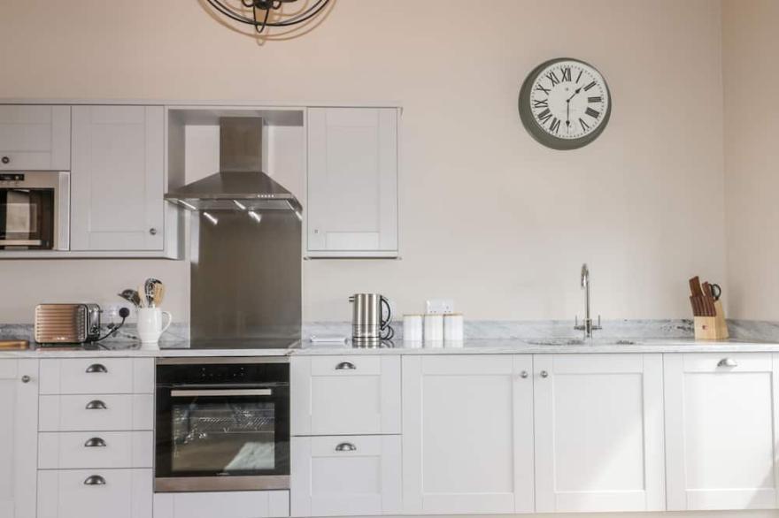 OWL'S HOOT, pet friendly, character holiday cottage in Burton Pidsea
