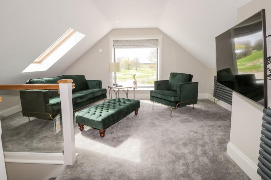 OWL'S HOOT, pet friendly, character holiday cottage in Burton Pidsea