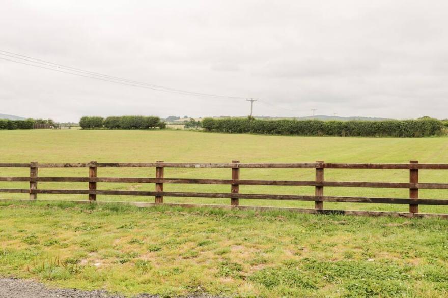 CARTWHEEL COTTAGE AT BROADINGS FARM, pet friendly in Whitby