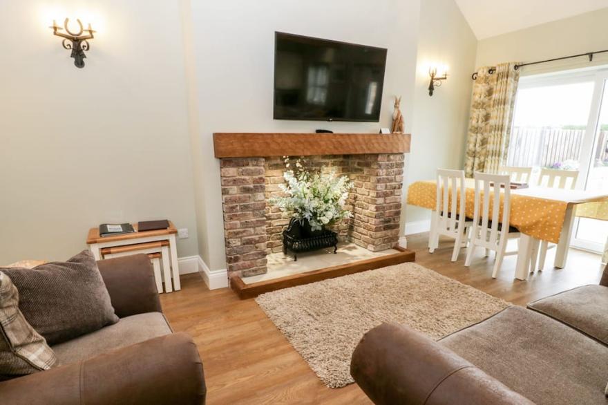 CARTWHEEL COTTAGE AT BROADINGS FARM, pet friendly in Whitby