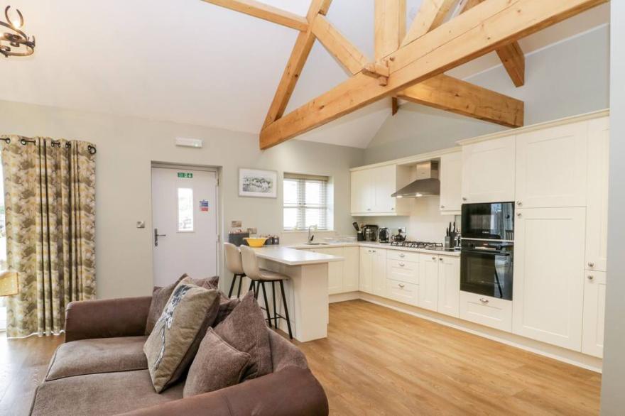CARTWHEEL COTTAGE AT BROADINGS FARM, pet friendly in Whitby