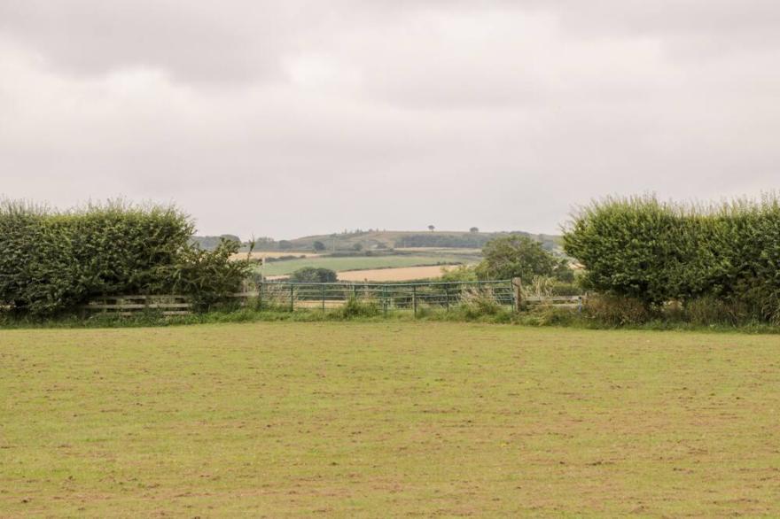 SHIPSWHEEL COTTAGE AT BROADINGS FARM, pet friendly in Whitby
