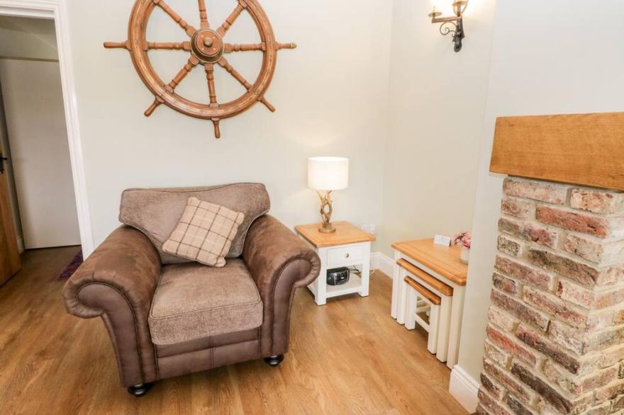 SHIPSWHEEL COTTAGE AT BROADINGS FARM, pet friendly in Whitby