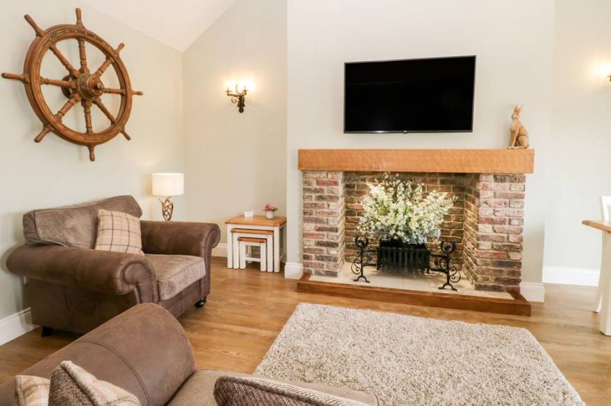 SHIPSWHEEL COTTAGE AT BROADINGS FARM, pet friendly in Whitby