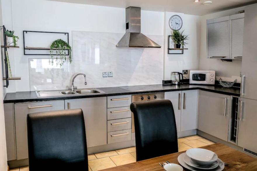 2 Bedroom 2 Bathroom Central Apartment