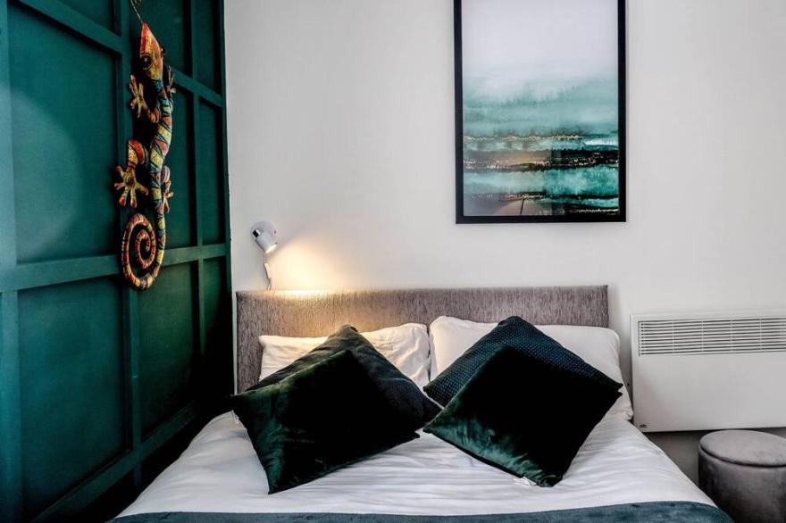 2 Bedroom 2 Bathroom Central Apartment