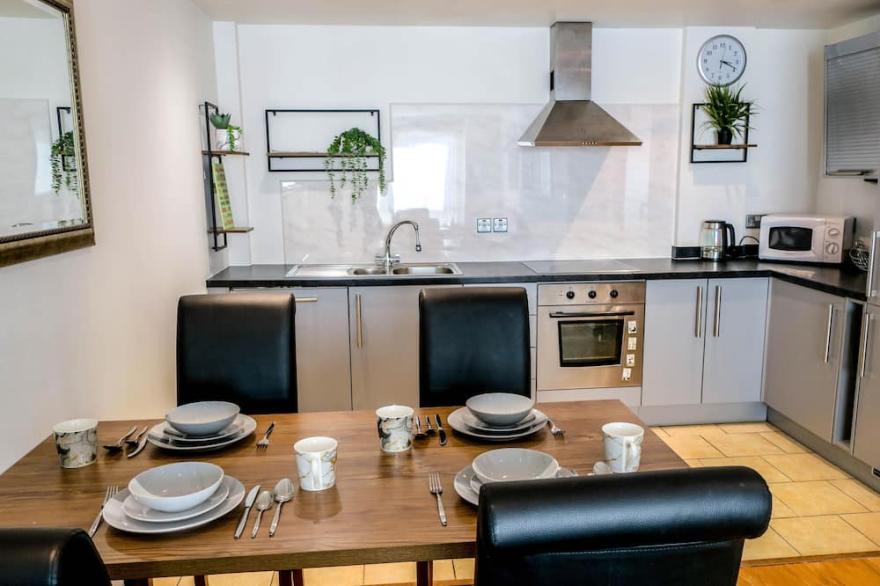 2 Bedroom 2 Bathroom Central Apartment