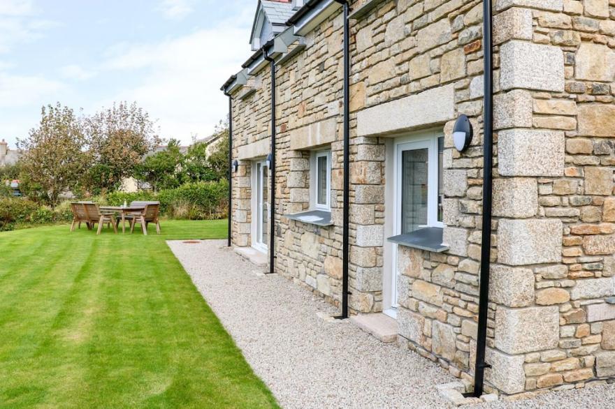 MYLES VIEW, pet friendly, country holiday cottage in Pendeen