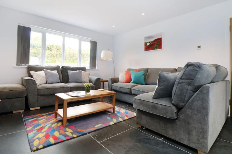 MYLES VIEW, pet friendly, country holiday cottage in Pendeen