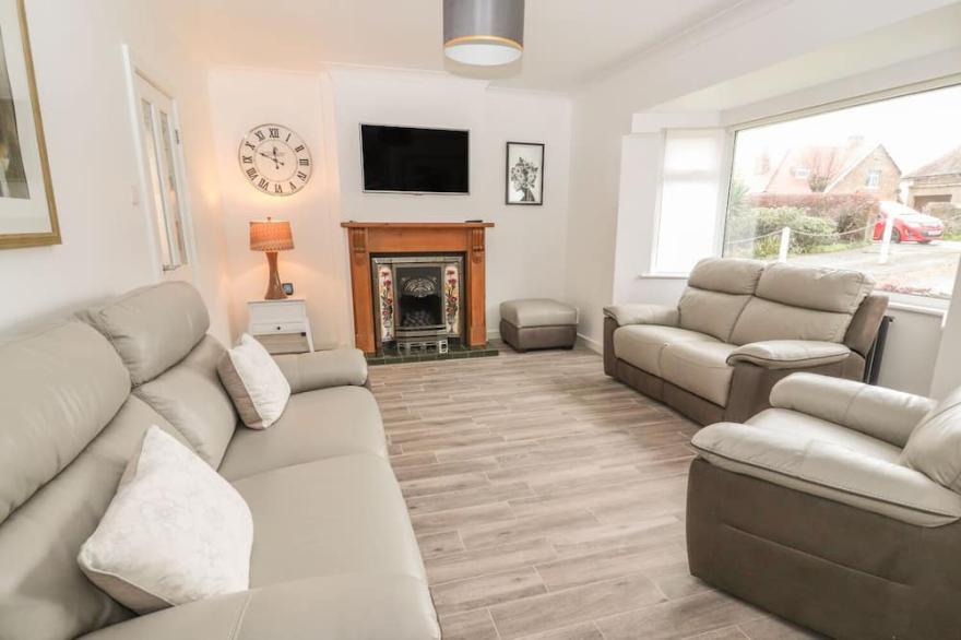 11 SEABREEZE, pet friendly, with a garden in Llandudno