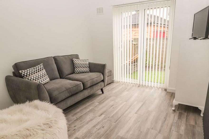 11 SEABREEZE, pet friendly, with a garden in Llandudno
