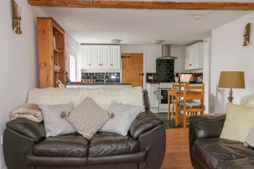 THE OLD COACH HOUSE, pet friendly, character holiday cottage in Roche