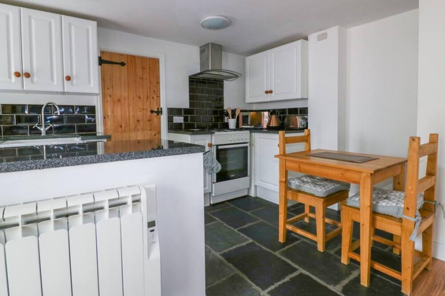 THE OLD COACH HOUSE, pet friendly, character holiday cottage in Roche