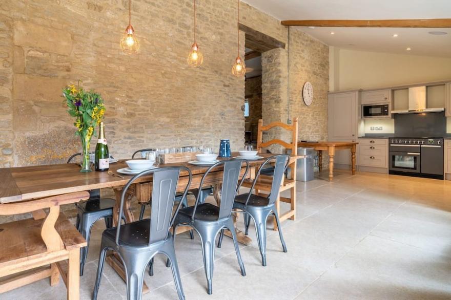 Middle Barn - sleeps 6 guests  in 3 bedrooms