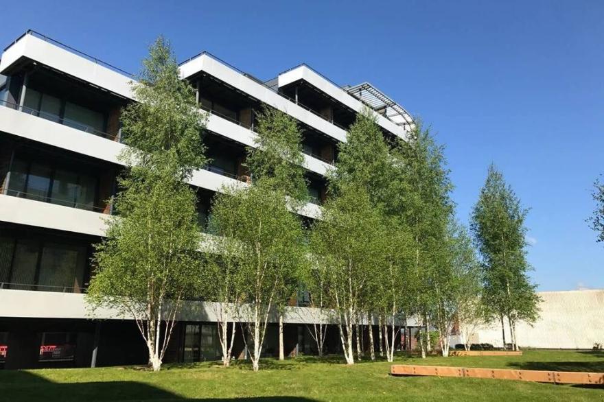 Contemporary Apartment (A) with Balcony in Altrincham, 8 Miles from Manchester