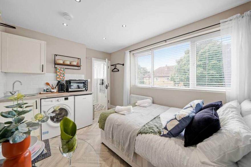 Deluxe Heathrow Studio (Flat 4) - Parking