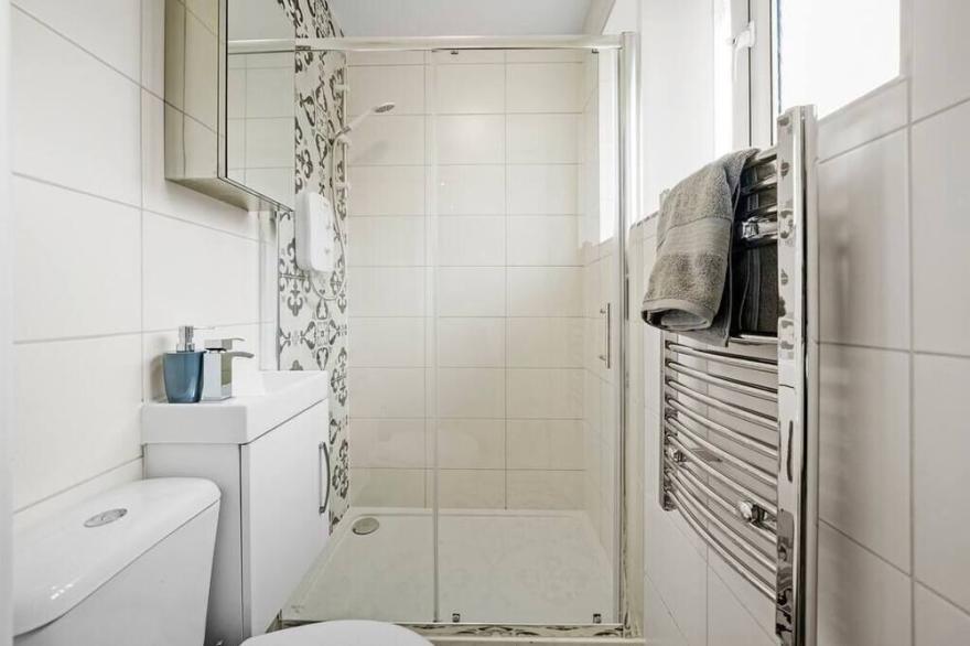 Deluxe Heathrow Studio (Flat 4) - Parking