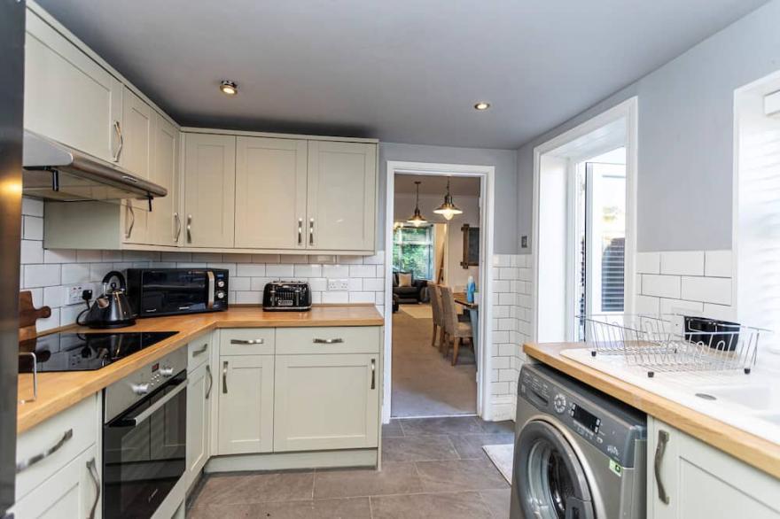 3 Bed Recently refurbed, quiet & private location,5 mins from sandbanks Beaches
