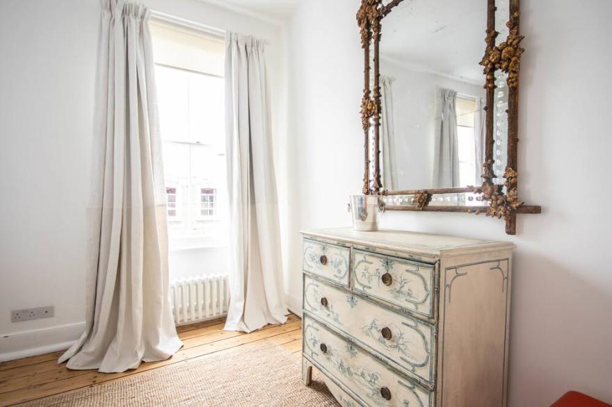 3-bedroom stylish Georgian townhouse in Angel
