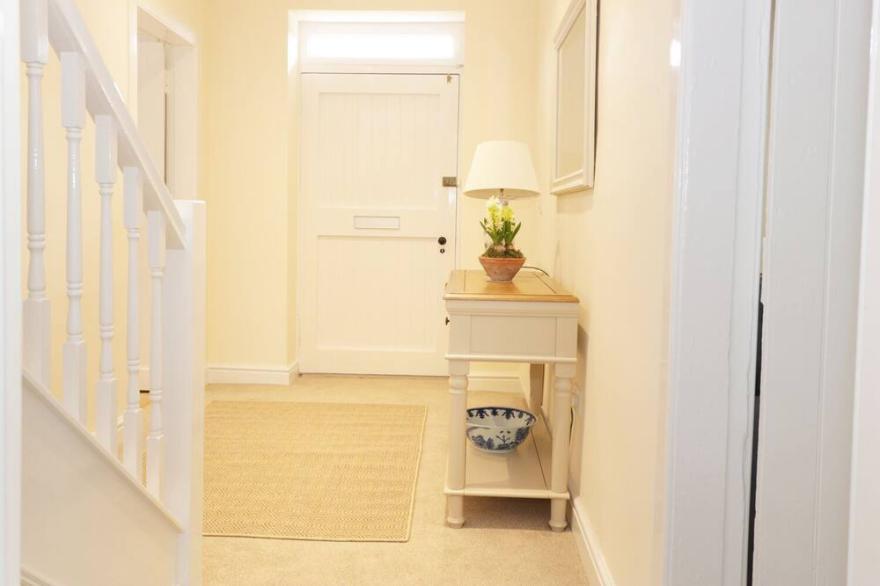 THE GRIEVES COTTAGE, family friendly, with open fire in Gifford