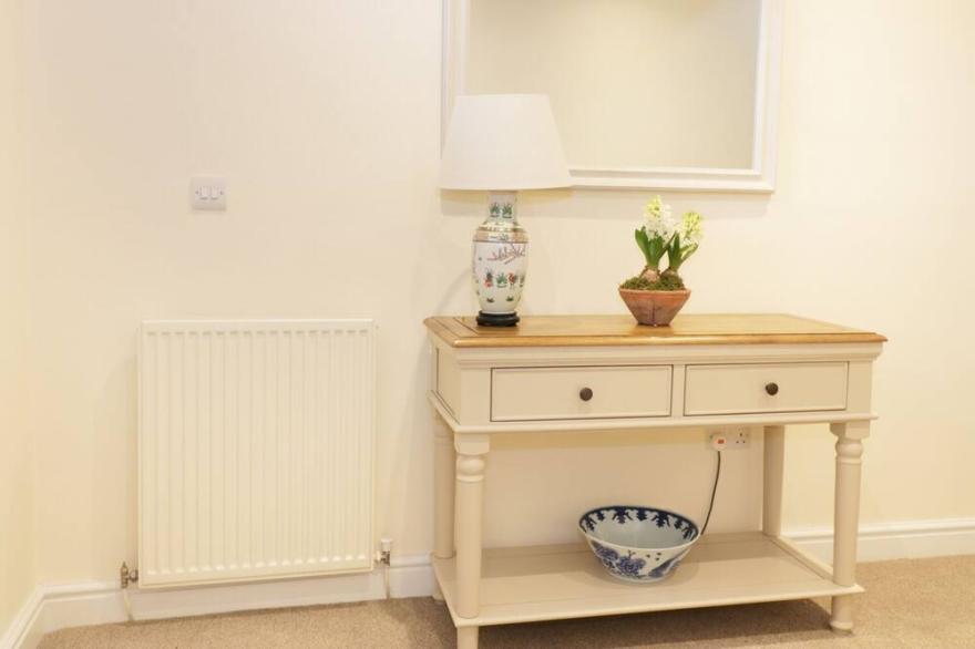 THE GRIEVES COTTAGE, family friendly, with open fire in Gifford