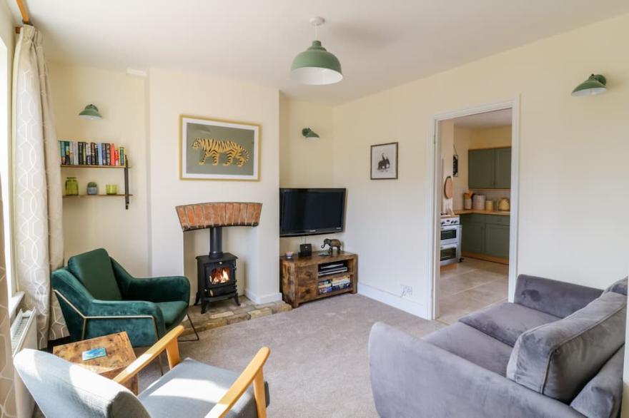 SEA VIEW COTTAGE, pet friendly, with open fire in Frinton-On-Sea