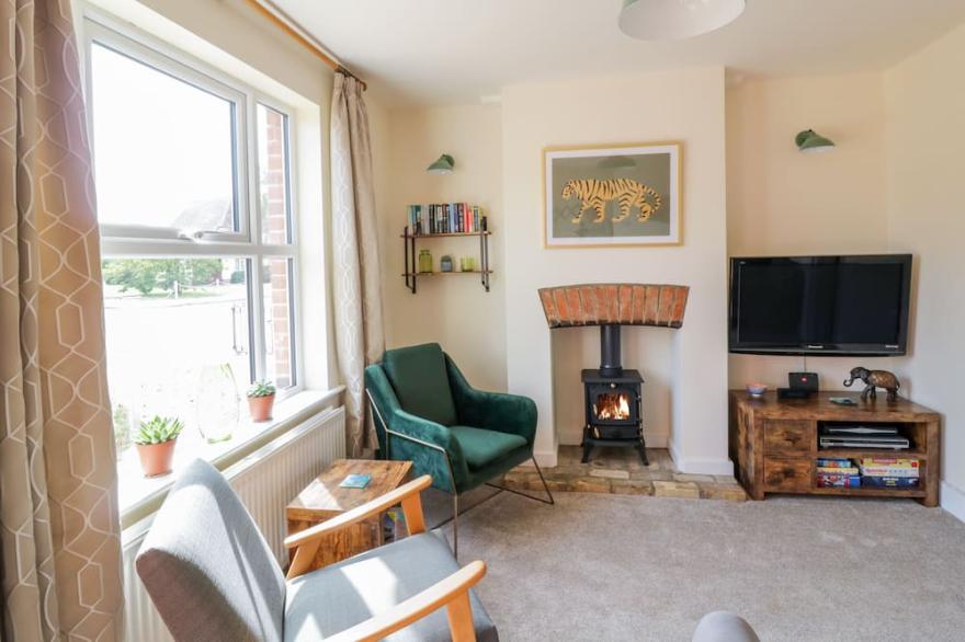 SEA VIEW COTTAGE, pet friendly, with open fire in Frinton-On-Sea