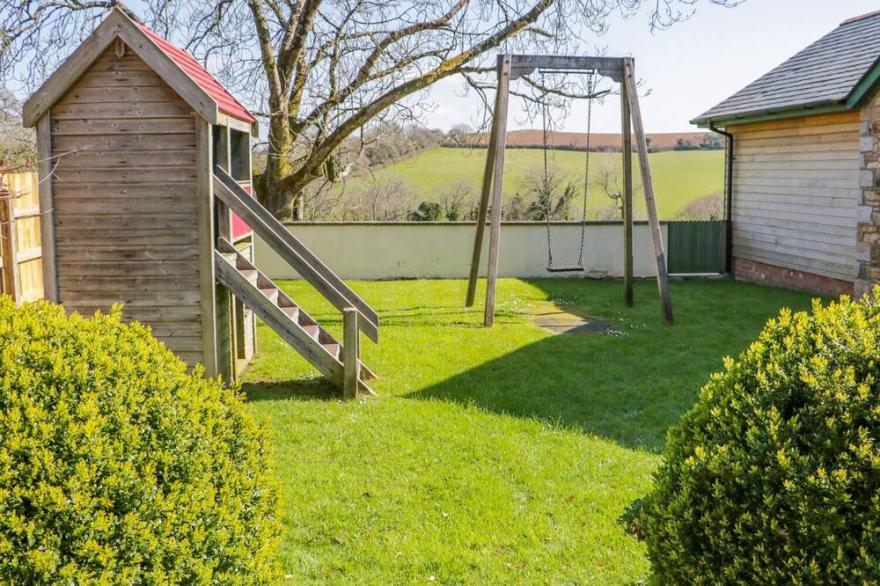 LAMBKIN COTTAGE, family friendly in St Columb Major