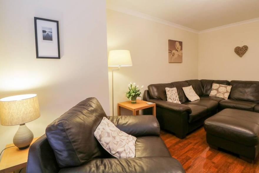 7 RIVERSIDE GARDENS, family friendly in Inverness