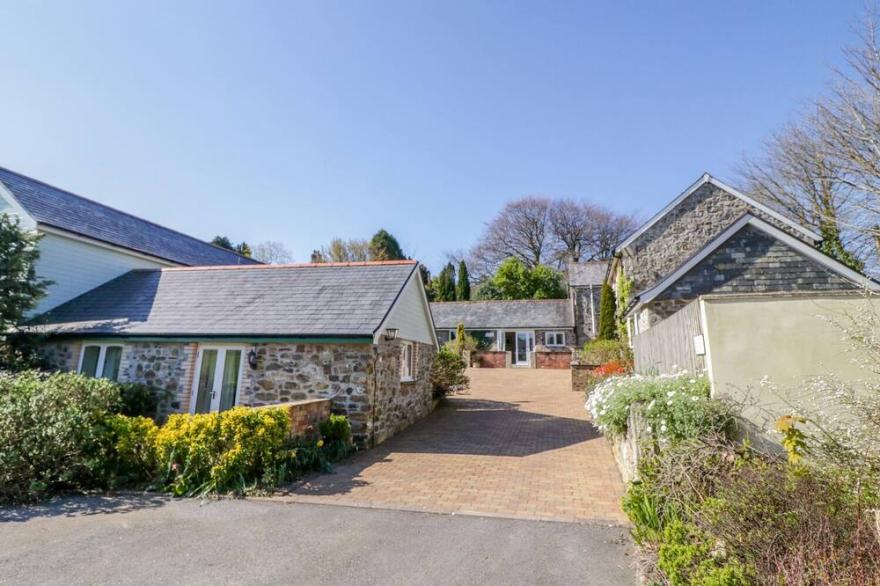CORNFLOWER COTTAGE, family friendly in St Columb Major