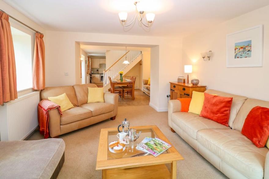 CORNFLOWER COTTAGE, family friendly in St Columb Major