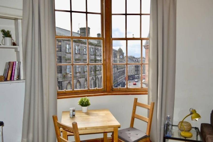Sophisticated and Bright One Bed in Leith