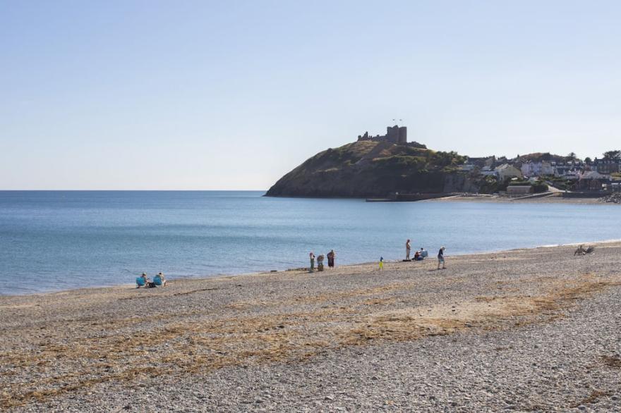 BROOK COTTAGE, family friendly, with a garden in Criccieth