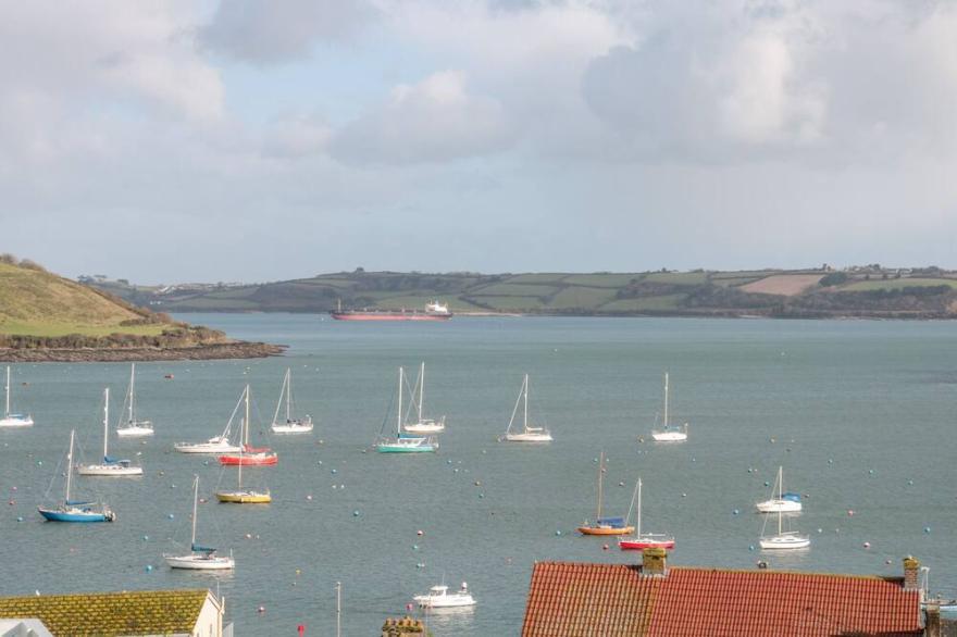 TOPS'L COTTAGE, pet friendly, character holiday cottage in Falmouth