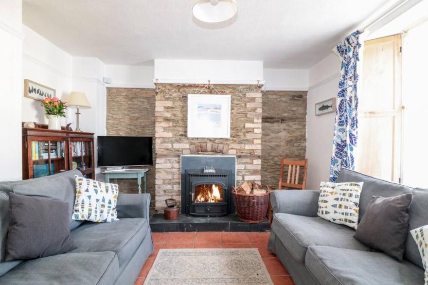 TOPS'L COTTAGE, pet friendly, character holiday cottage in Falmouth