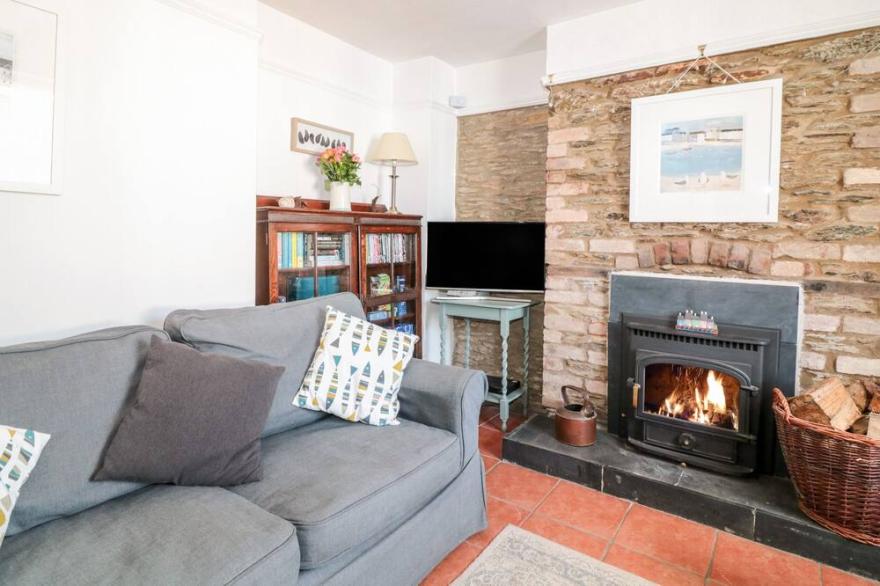 TOPS'L COTTAGE, pet friendly, character holiday cottage in Falmouth