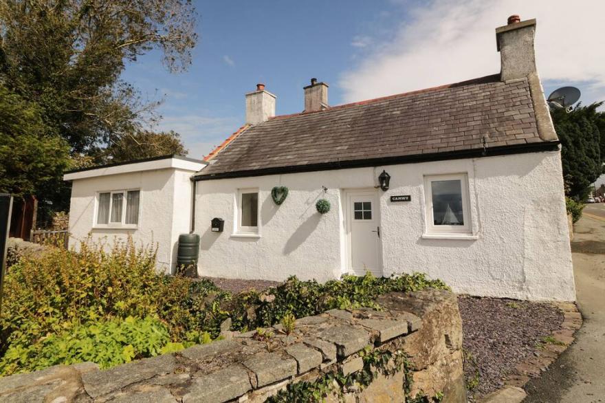 CAMWY, pet friendly, character holiday cottage in Brynsiencyn