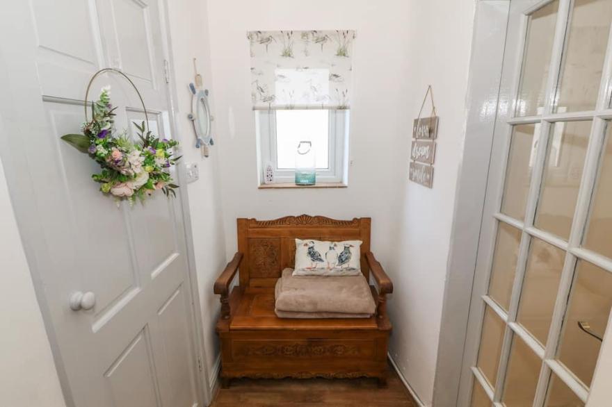CAMWY, pet friendly, character holiday cottage in Brynsiencyn