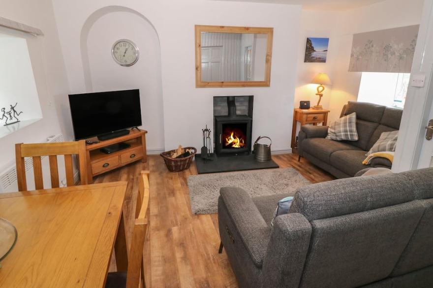 CAMWY, pet friendly, character holiday cottage in Brynsiencyn