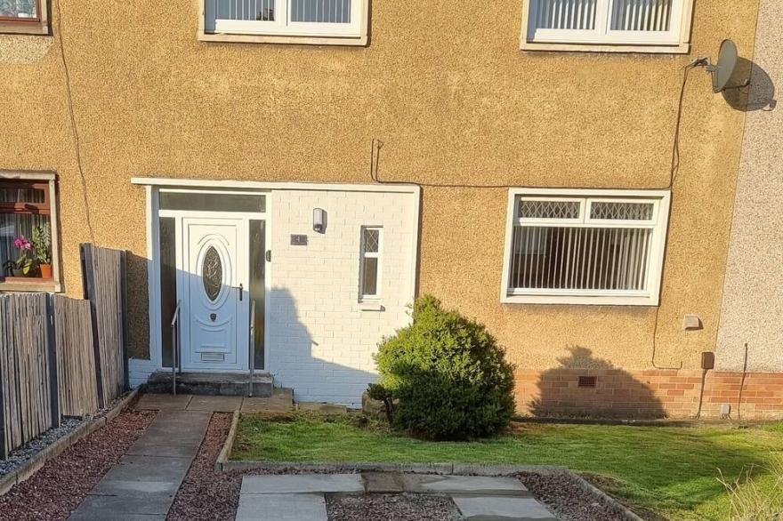 3 Bedroom house with 5 Single Beds and Private Driveway