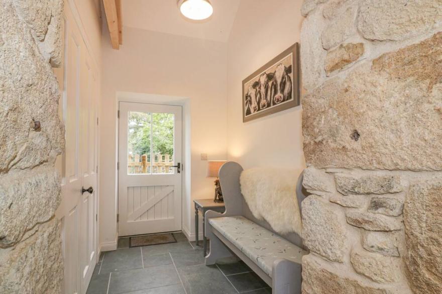 THE BULL PEN, pet friendly, luxury holiday cottage in Grampound