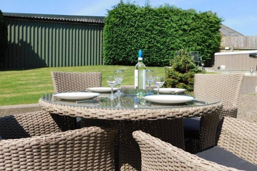 Rural Retreat with hot tub and fishing near Bude