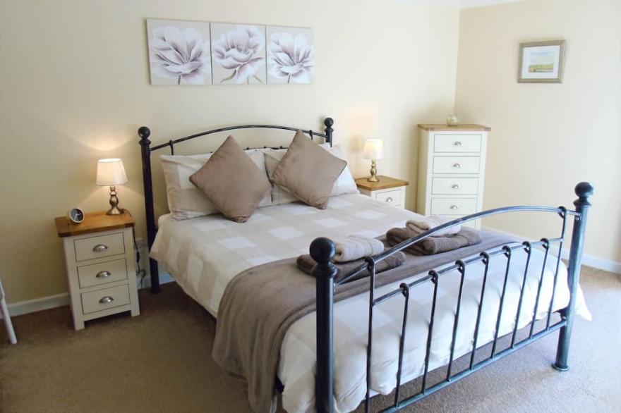 Rural Retreat with hot tub and fishing near Bude