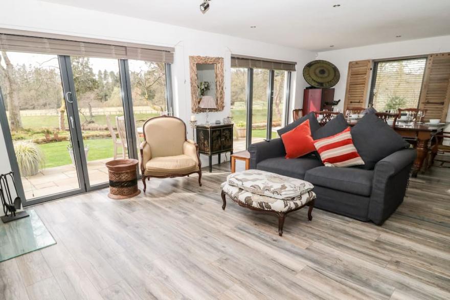 ROMSEY LODGE, pet friendly, luxury holiday cottage in Wark
