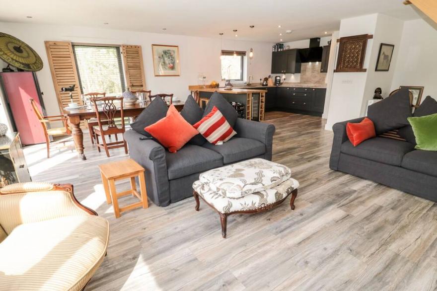 ROMSEY LODGE, pet friendly, luxury holiday cottage in Wark