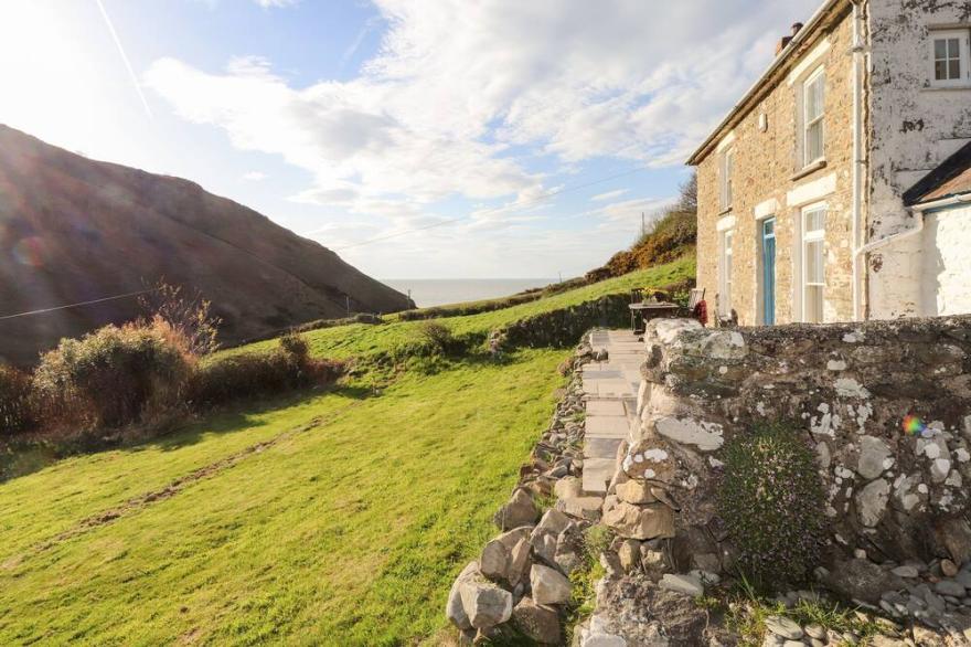 DOLWYLAN COTTAGE, pet friendly, character holiday cottage in New Quay