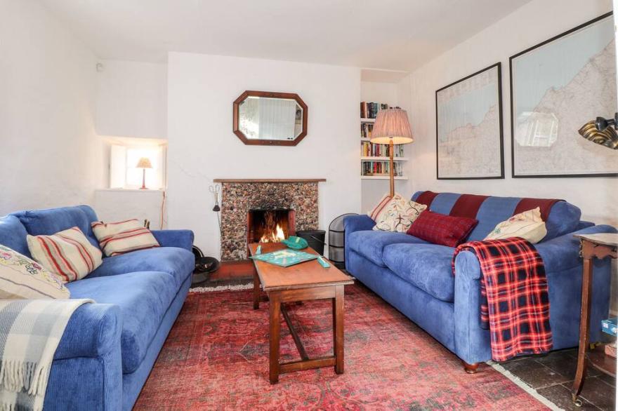 DOLWYLAN COTTAGE, pet friendly, character holiday cottage in New Quay