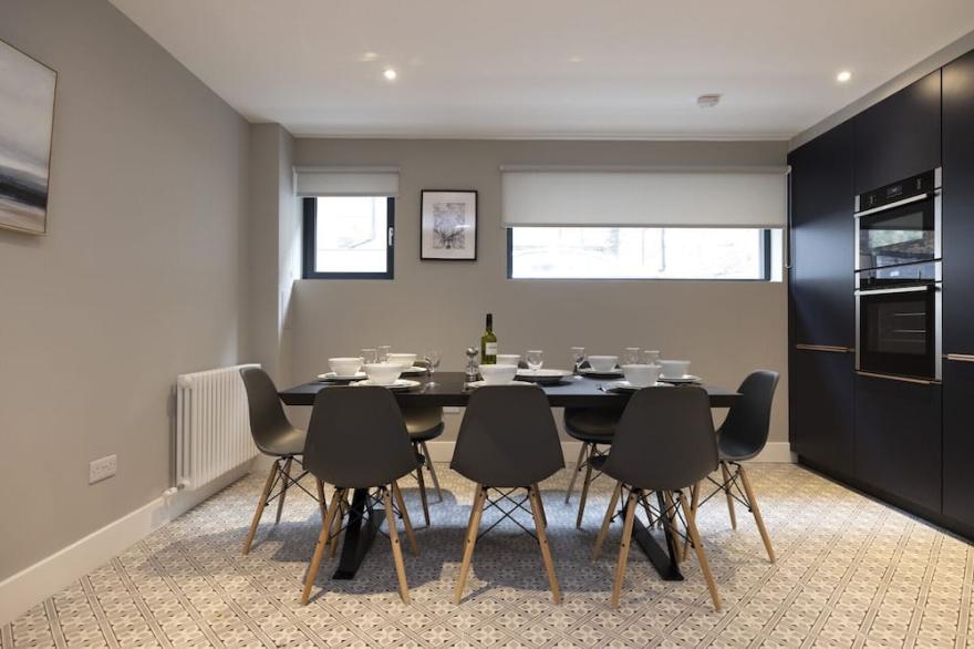 Stylish & Airy 4BR House at the heart of New Town